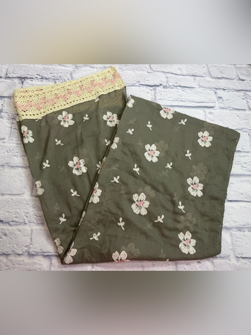 Boho Chic Gray Scarf/Wrap w/Cream/Pink Crochet Floral Design & Trim. Feminine.